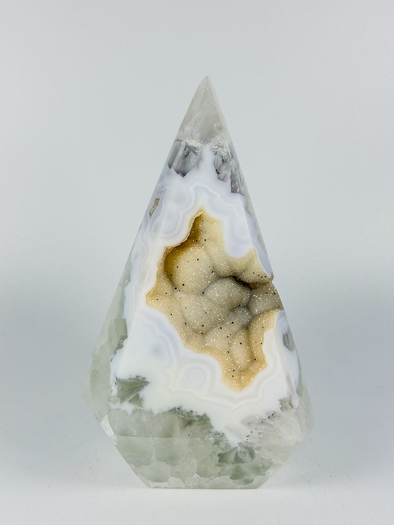 Geslepen agaat punt met druzy kristalholte