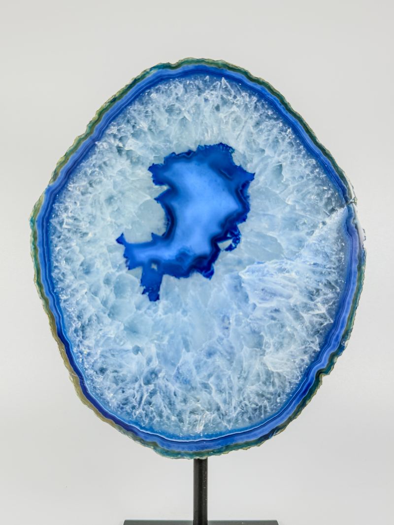 Blauwe agaatschijf met lichte kristalkern
