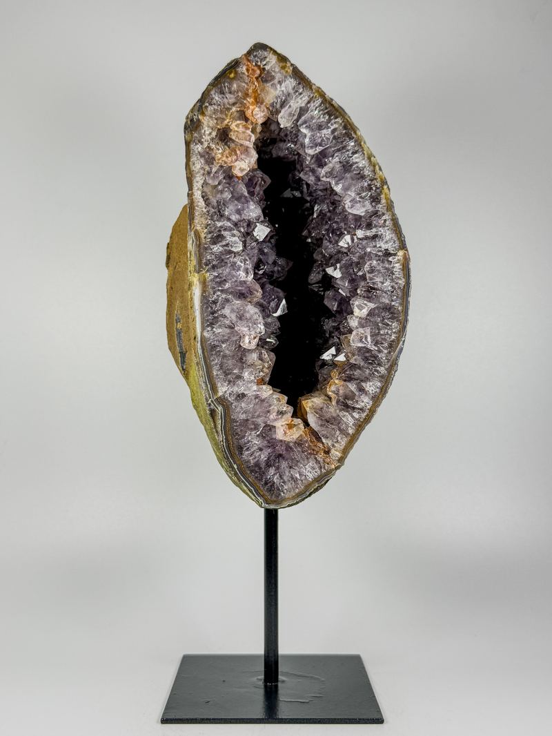 Open amethist geode met paarse kristallen