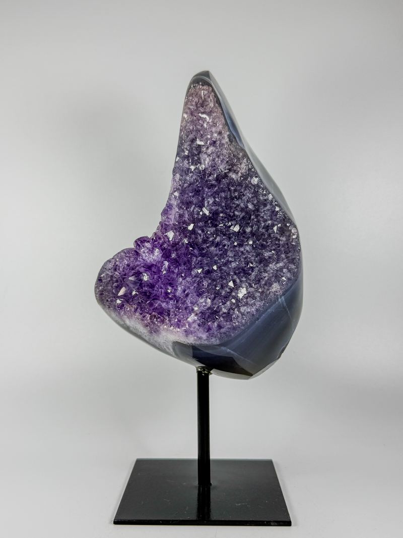 Grote amethist formatie op zwarte standaard van Kwaza Mineral Art