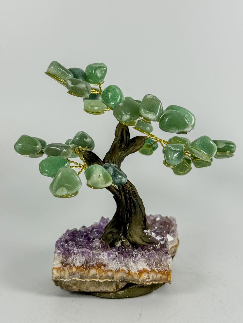 Edelsteenboom met groene aventurijn blaadjes op amethist basis