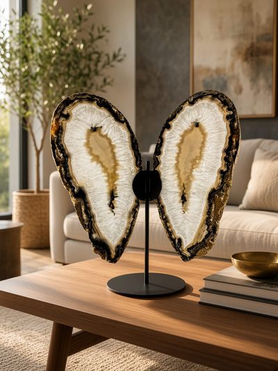 Agaatvlinder met crèmekleurige kristalvleugels op een houten tafel