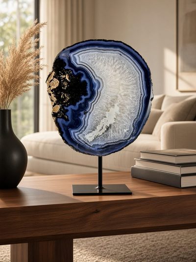 Diepblauwe agaatschijf met witte kristalkern op een donker houten dressoir