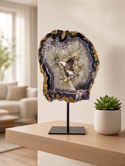 Agaatschijf met gouden rand en paarse kern op een houten tafel