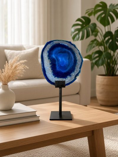 Kobaltblauwe agaatschijf op standaard op een houten salontafel