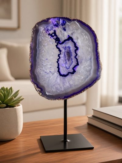 Grote paarse agaatschijf met witte kristalkern op een houten tafel