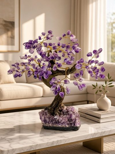 Edelsteenboom met amethist blaadjes op een marmeren tafel