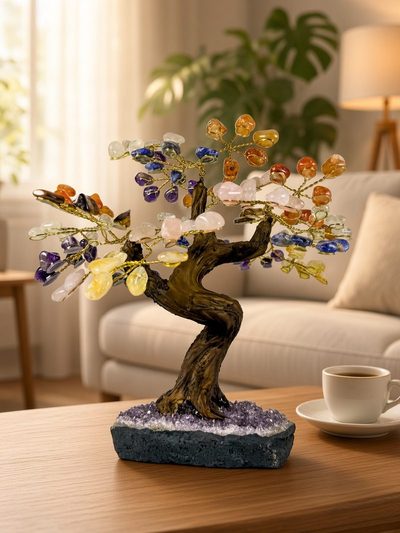 Edelsteenboom met blaadjes in gemengde kleuren op een houten tafel